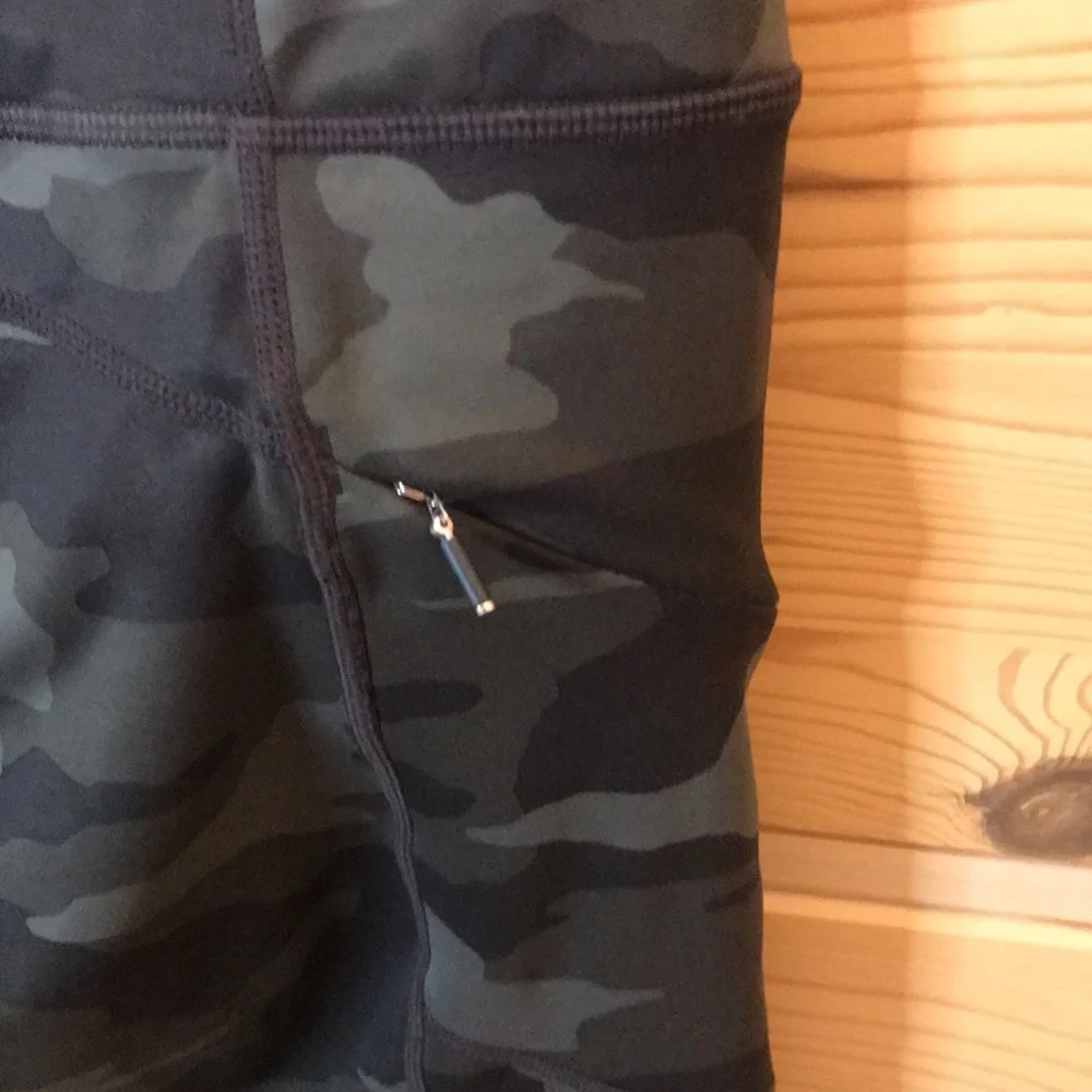 Athleta Camo Contender 7/8 Powerlift Tight Size Small